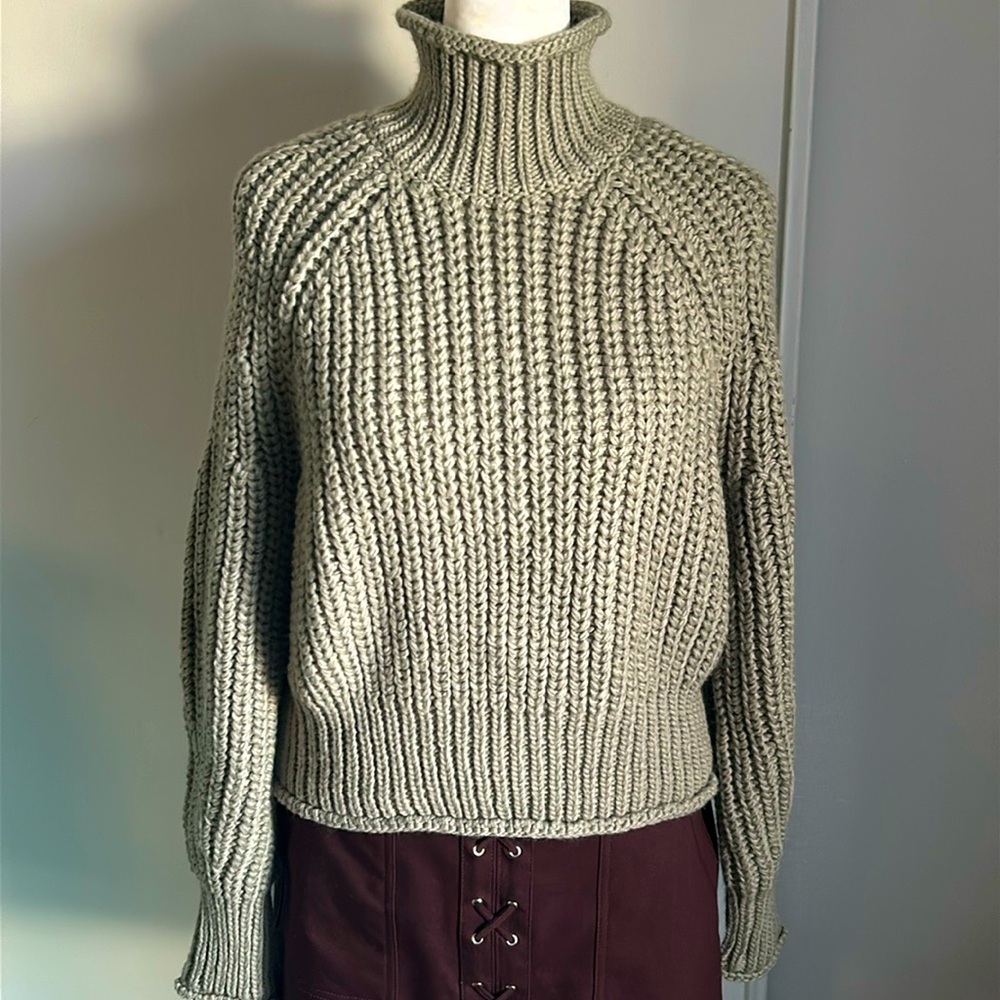 New H & M Women’s Light Khaki Green Chunky Cable Knit Mock Turtleneck Sweater